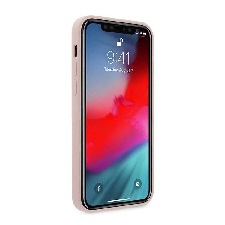 Guess جراب سيليكون سائل بشعار معدني لهاتف iPhone 12/12 Pro (6.1 بوصات) - وردي